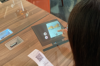 Mercedes-Benz Japan, Tsugawa, and Asukanet collaborate on project Order tables equipped with ASKA 3D plates have been installed in the restaurant of Mercedes me Tokyo.