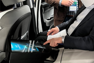 A new Palisades SUV equipped with an interactive holographic entertainment system using ASKA3D-Plate was introduced at the Hyundai Open Innovation Lounge.