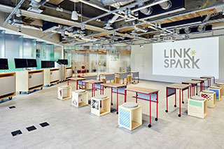「LINKSPARK 広島」にASKA3Dプレートを使用した端末が設置されました。